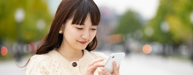 スマホを見る女性