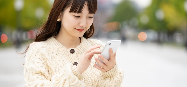 スマホで検索する女性