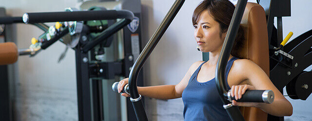 トレーニングする女性