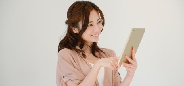 タブレットで検索する女性