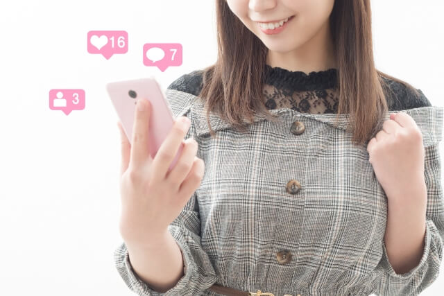 スマホを見る女性イメージ