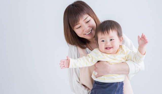 赤ちゃんを抱くお母さん