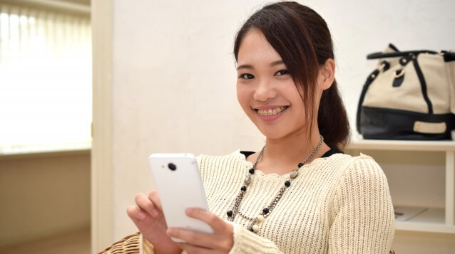 スマホを見る女性