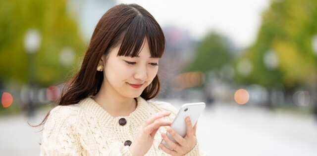 スマホを見る女性