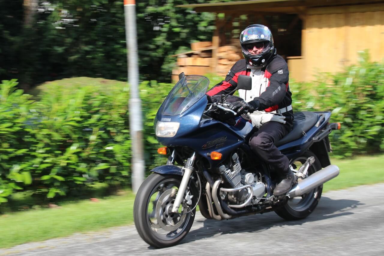 バイクに乗る人