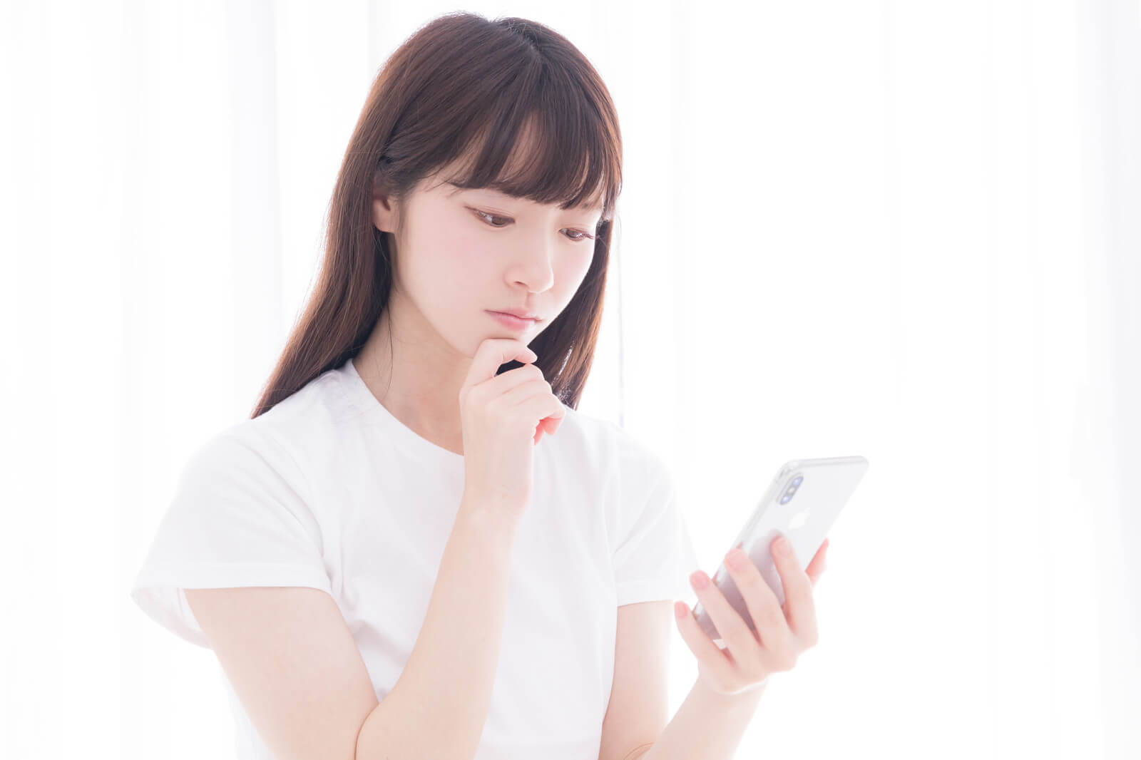 スマートフォンで工務店を探す女性のイメージ画像