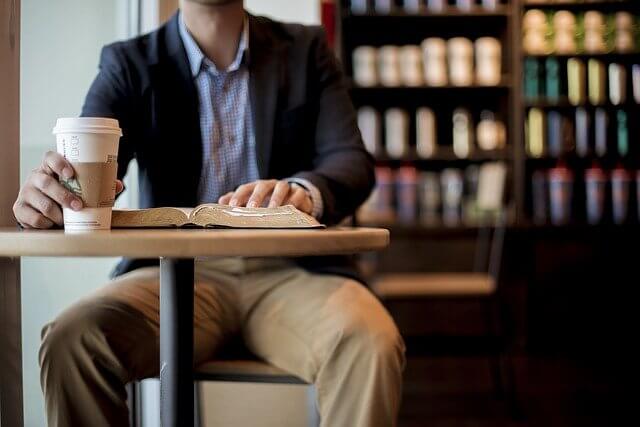 カフェでコーヒーを飲む男性