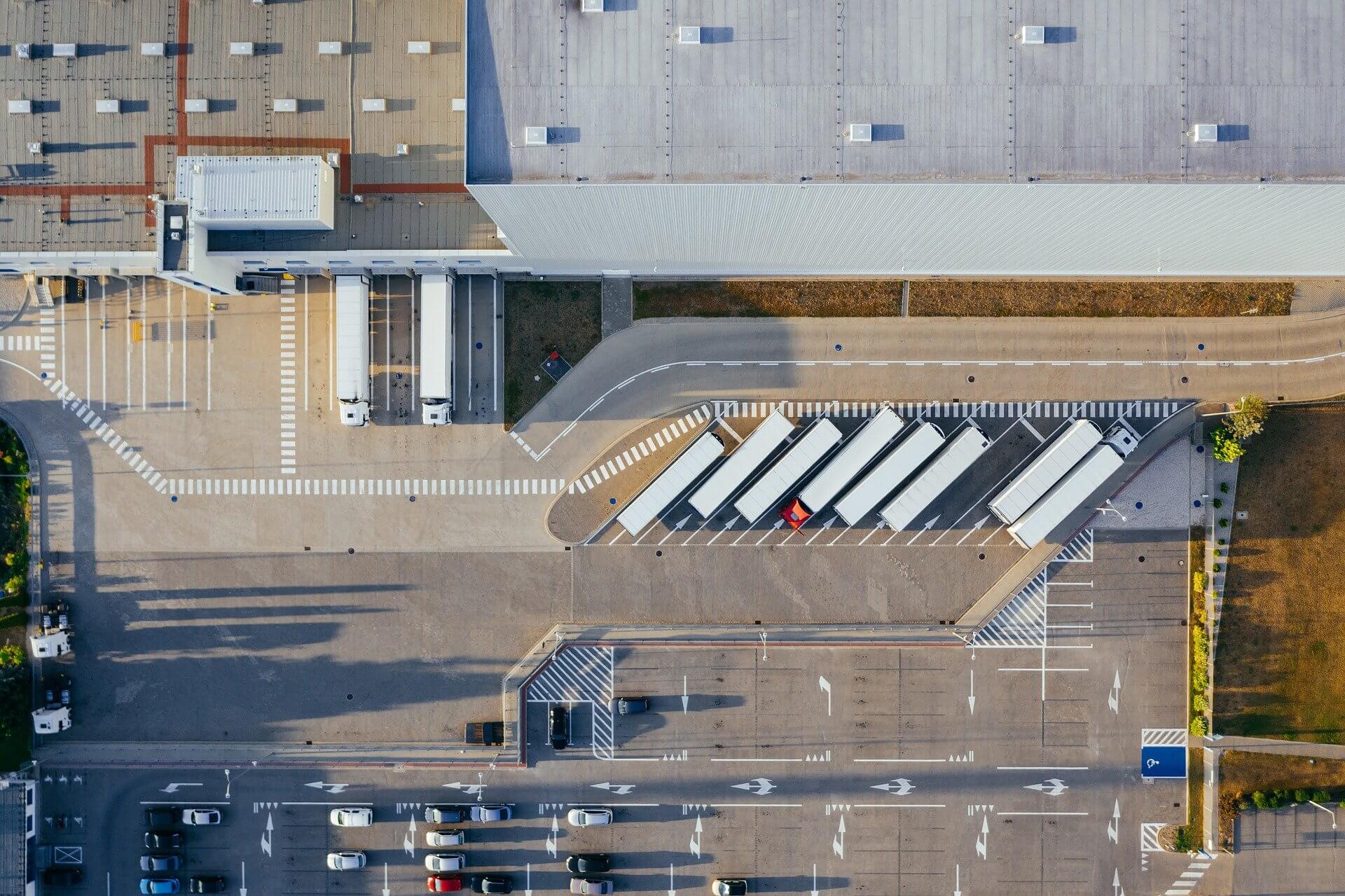 倉庫の前に止められているトラックを上空から撮った写真