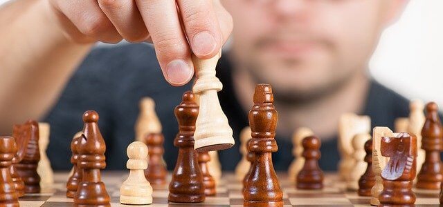 戦略を表すチェスの駒