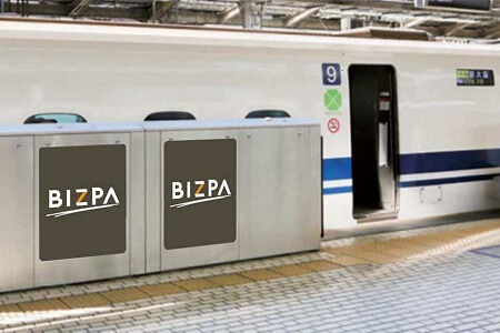 新幹線ホームドアシート広告キャプチャ画像