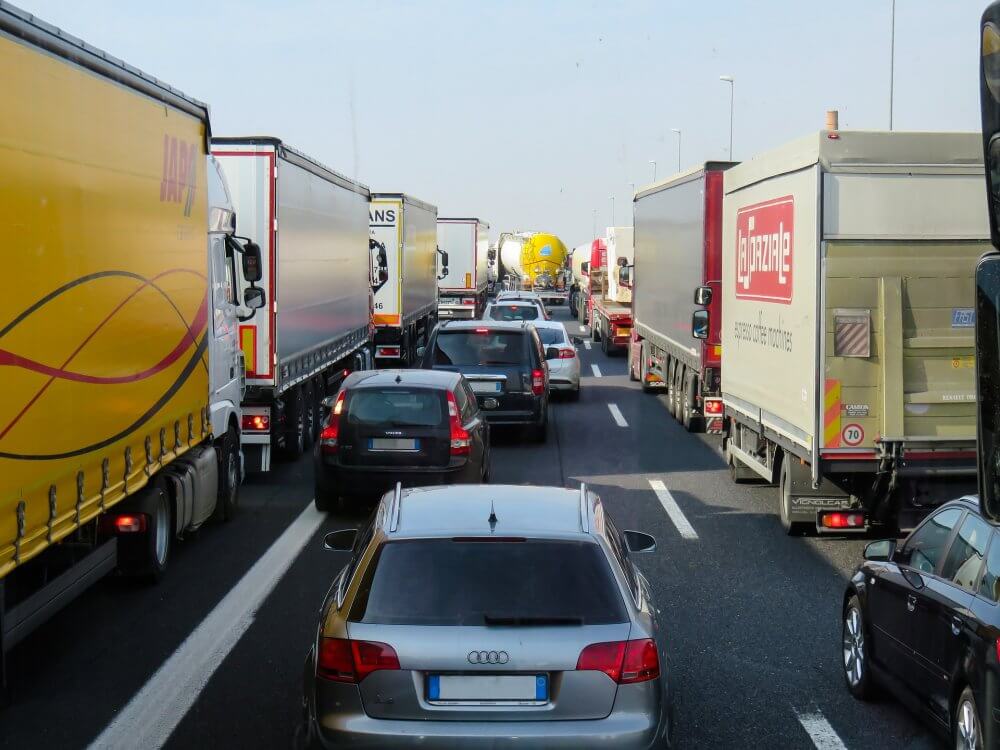 道路を走る様々の会社のトラック