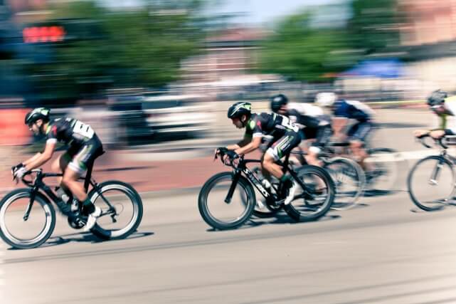 競合を象徴する自転車レースの写真