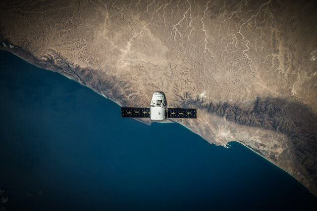 軌道上の人工衛星の写真