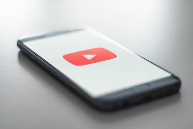 YouTubeの動画再生ボタンを表示しているスマートフォン