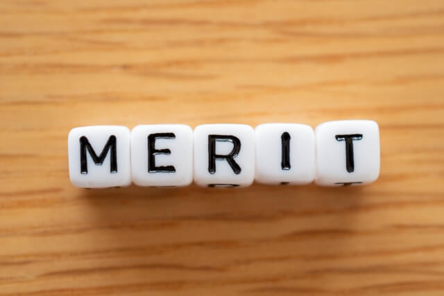 MERITの文字が書かれている白いブロック