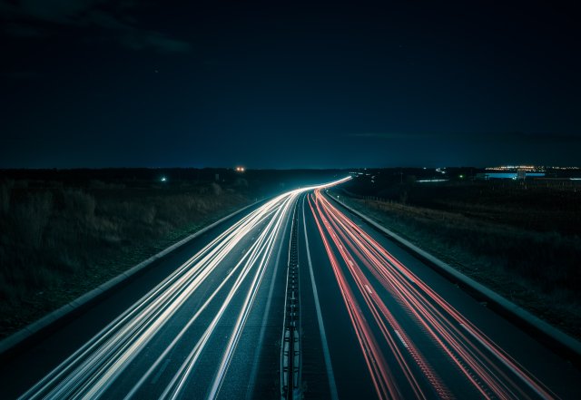 スピードを象徴する夜の高速道路