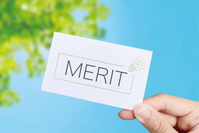 名刺サイズのカードに「Merit」の文字