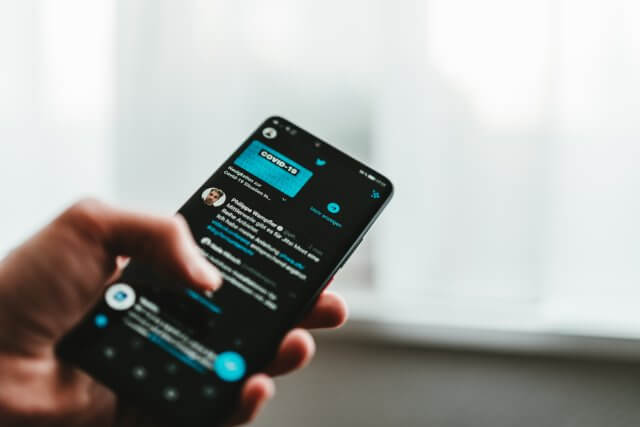 Twitterのタイムラインが表示されているスマホ