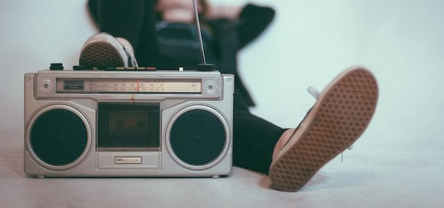 ラジオを聴く人のイメージ画像