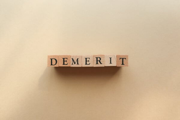 DEMERITの文字が印字されている木のブロック