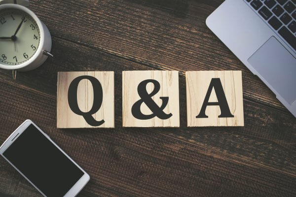 「Q&A」をスペルしている木のブロック