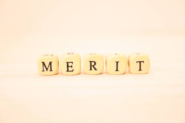 MERITの文字が書かれた木のブロック