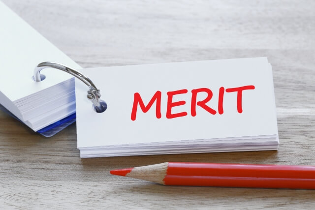 付箋に「Merit」という赤文字