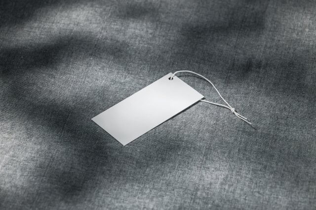 紙と糸で作られた白いタグ
