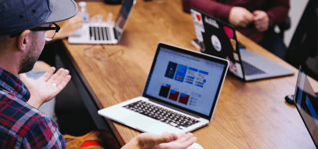 新規事業コンサルティングで戦略を議論するビジネスミーティング