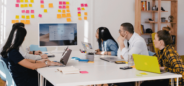 新規事業コンサルティングのチーム会議の様子