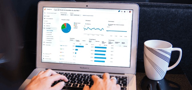LINEキャンペーンツールで配信効果を分析しているパソコン画面