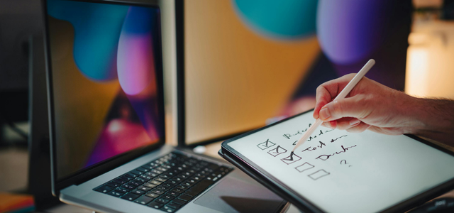 広告表現チェックツールのイメージ。タブレットでチェックリストを確認する様子