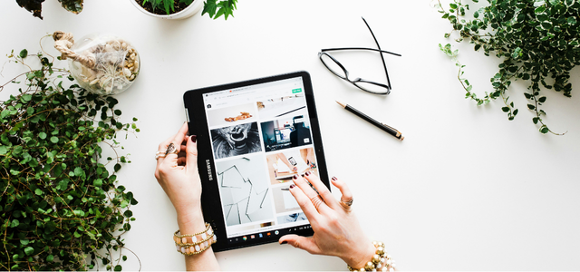 広告審査代行サービスを利用してオンライン広告を確認する人の手元